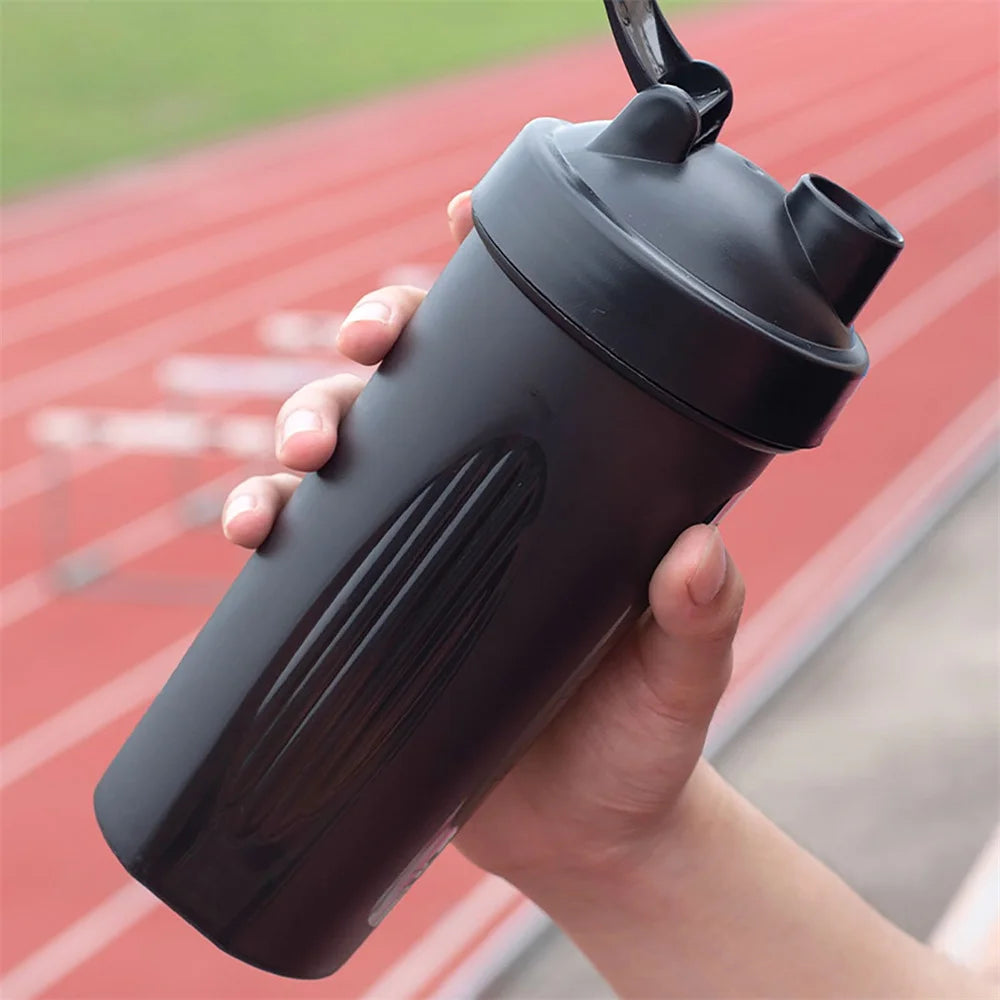 1x Shaker de protéines portable 600ml Bouteille de fitness avec boule mélangeuse en fil pour les amateurs de fitness, les athlètes, parfait pour la salle de sport en extérieur
